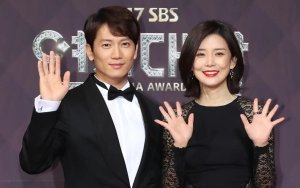 Ji Sung dan Lee Bo Young Kencan Mesra di Tribun Penonton MLB Seoul Series 2024