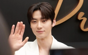 Hwang Minhyun Pamer Proses Cukur Rambut di Hari Pendaftaran Wamil