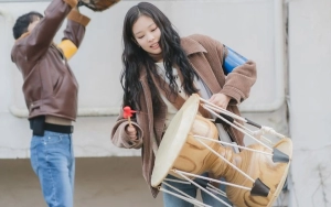 Gaya Jennie BLACKPINK di 'Apartment 404' Bikin Teringat Maskot Iklan Obat Flu