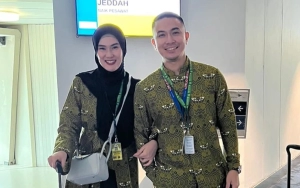 Suami Pilot Stevie Agnecya Nangis dan Ciumi Batu Nisan Makam Istri