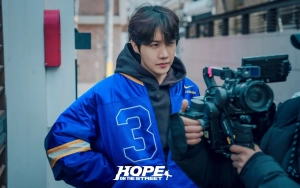 J-Hope BTS Asyik Promosi Album di saat Agensi Koar-Koar Minta Maaf