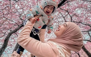 Ria Ricis Cosplay Jadi Pocong sembari Ungkit Eksploitasi Anak