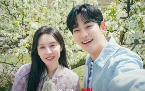 Adegan Kim Soo Hyun & Kim Ji Won Bahas MP3 Dikritik Jadi Plot Hole 'Queen Of Tears'