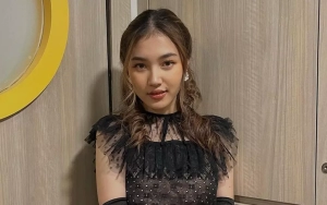 Ibu Mendiang Melitha ‘Idol’ Lemas Hingga Gunakan Kursi Roda saat Berada di Rumah Duka