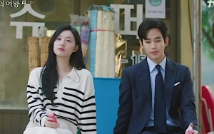 Kim Soo Hyun Ajari Kim Ji Won saat Syuting Adegan Buka Baju di 'Queen of Tears'