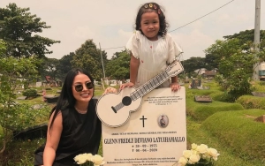 Mutia Ayu Ajak Putri Cantik Ziarah ke Makam Glenn Fredly Jelang Lebaran