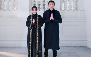 Syahrini Pede Pamer Bagian Perut Diduga Hamil saat Foto Lebaran Bareng Reino Barack 