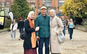 Istri Ridwan Kamil Menangis saat Ziarah ke Makam Eril di Tengah Zara Santai Umbar Foto Tanpa Hijab