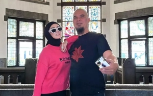 Pose Ahmad Dhani saat Mejeng Bareng Mulan Jameela Curi Perhatian