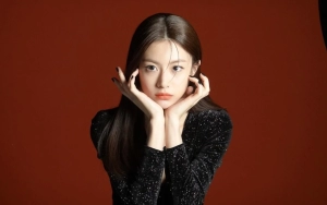 Visual Go Yoon Jung Kepergok Syuting Ulang 'Resident Playbook' Curi Fokus