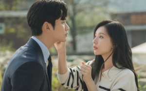 Kim Soo Hyun Lakukan Aksi Romantis untuk Kim Ji Won di Lokasi Syuting 'Queen of Tears'