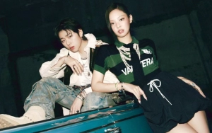 Jennie BLACKPINK Bikin Zico Gak Kedip kala Nyanyi di Atas Meja dalam MV 'SPOT'