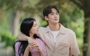 Cara Kim Soo Hyun Pandangi Kim Ji Won di Pesta 'Queen of Tears' Bikin Salfok