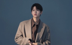 Song Joong Ki Kikuk saat Pegang Senjata di Lokasi Syuting 'Queen of Tears'