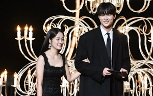 Kim Hye Yoon dan Byeon Woo Seok Pancarkan Aura Idol di Fanmeeting Lawas