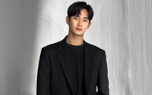Baeksang Arts Awards 2024: Kim Soo Hyun Tampil Plek Ketiplek Baek Hyun Woo di Red Carpet