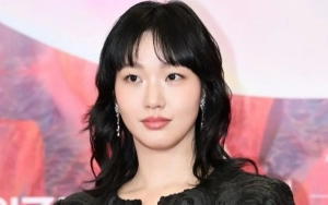 Kim Go Eun Bikin Gemas Kelewat Centil Pamer Piala Baeksang Arts Awards 2024