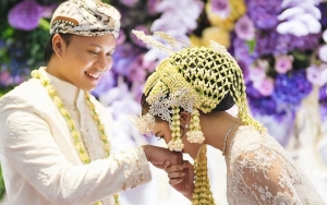 Keluarga Rizky Febian dan Mahalini Kenakan Busana Kontras di Acara Ijab Kabul