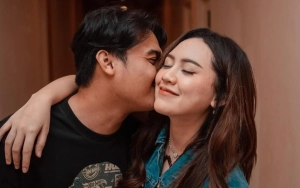 Happy Asmara Pede Pose Jilat Pipi Suami di Tengah Rumor Hamil Muda