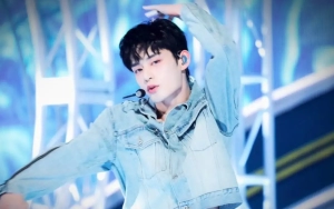 Spanduk Desakan Kim Ji Woong Hengkang dari ZEROBASEONE Disebar di Jalanan