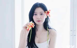 Kim Ji Won Masih Sempat Perhatikan Fans saat Kegencet Kerumunan di Bandara