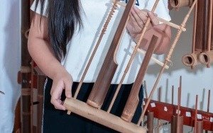 Angklung: Keunikan Alat Musik Tradisional Indonesia dan Cara Memainkannya