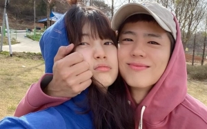Suzy dan Park Bo Gum Lagi-Lagi Kompakan Outfit kala Tampilkan Persembahan Spesial