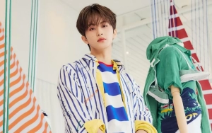 Pose Mesra Mark Lee NCT dan Fans dalam Polaroid Ratusan Juta Bikin Iri Berat