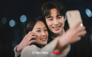 Kim Hye Yoon Auto Ingat Byeon Woo Seok saat Bahas Hadiah dari tvN