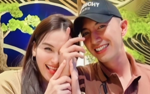 Ayu Ting Ting Tertawa usai Calon Suami Nabrak saat Bawa Mobil di Gang Sempit Rumahnya
