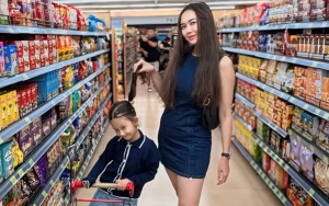 Aura Kasih Banjir Peringatan usai Aksi Anak Main dengan Sejumlah Ular Buat Ngeri