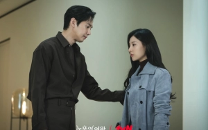 Gestur Park Sung Hoon Rangkul Kim Ji Won saat Reuni Pemain 'Queen of Tears' Disorot