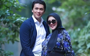 Ekspresi Reino Barack Disorot kala Temani Syahrini Pose Centil Sambil Pamer Baby Bump