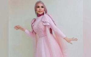 Iyeth Bustami Cantik Berhijab Biasa usai Hiasan Nyentrik Mirip Rambut Digunjing