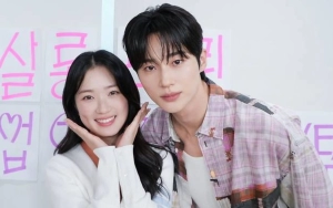 Gestur Byeon Woo Seok Hampir Taruh Tangan di Pinggang Kim Hye Yoon Jadi Sorotan