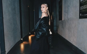Agnez Mo Bikin Salfok Gara-Gara Penampakan Softcase Ponsel Miliknya