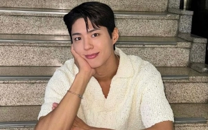 Adab Park Bo Gum Tolak Bunga Pemberian Fans Ramai Diperbincangkan