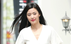 Visual Suami Jun Ji Hyun saat Hadiri Pertandingan Bola Bareng Anak Disorot