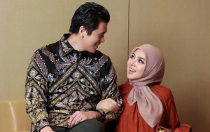 Syahrini Pose Kiyowo Abis kala Ditatap Mesra Reino Jelang Kelahiran Anak Pertama