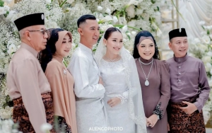 Ayu Ting Ting Dibela Ibu usai Kuliti Tabiat Asli Dhana Eks Pacar Minta Seserahan Dikembalikan