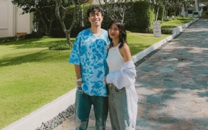 Vidi Aldiano Pose Romantis Bareng Sheila Dara di Thailand usai Mendadak Pamit untuk Detoks Kanker