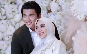 Cara Reino Barack Peluk Manja Perut Syahrini Malah Picu Kembali Rumor Kehamilan Palsu