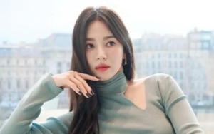Visual Song Hye Kyo dengan Gaya Y2K di Tahun 2000 Jadi Hot Topik