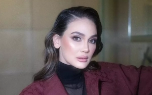 Luna Maya Tampil Kece Kenakan Rok Cekak dengan Vibes Anak Sekolah 