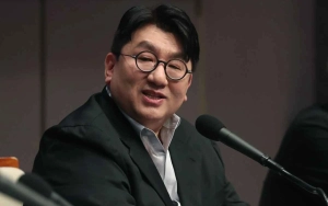 HYBE Klarifikasi Potret Viral Bang Si Hyuk Ditemani 2 Cewek Seksi
