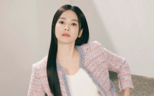 Gaya Edgy Song Hye Kyo di Event Hong Kong Tak Kalah Kece Dibanding Model Asli