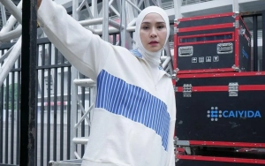 Zaskia Adya Mecca Menangis setelah Beri Bantuan Air untuk Pengungsi Gaza
