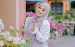 Ririe Fairuz Miliki Cara Ekstrem kala Kibarkan Bendera Merah Putih
