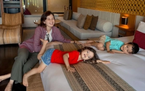 Foto Pilu Anak-Anak Kimberly Ryder dan Edward Akbar Ngemper Tunggu Bajaj Bikin Terenyuh
