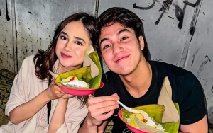 Syifa Hadju Bak Curi-Curi Kesempatan Nemplok ke El Rumi di Sela-Sela Acara Keluarga